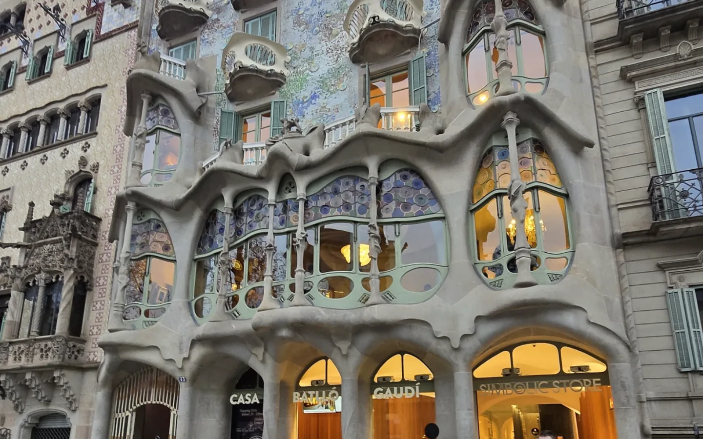 A conference group photographed in front of Casa Batlló in Barcelona