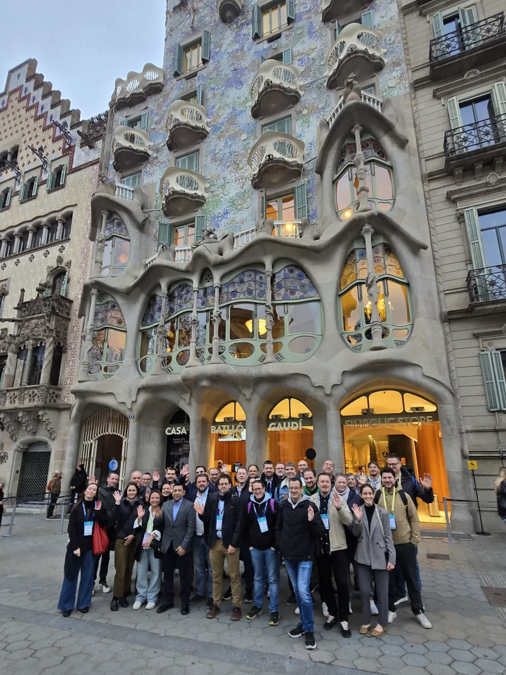 A large group photographed in front of Casa Batlló in Barcelona